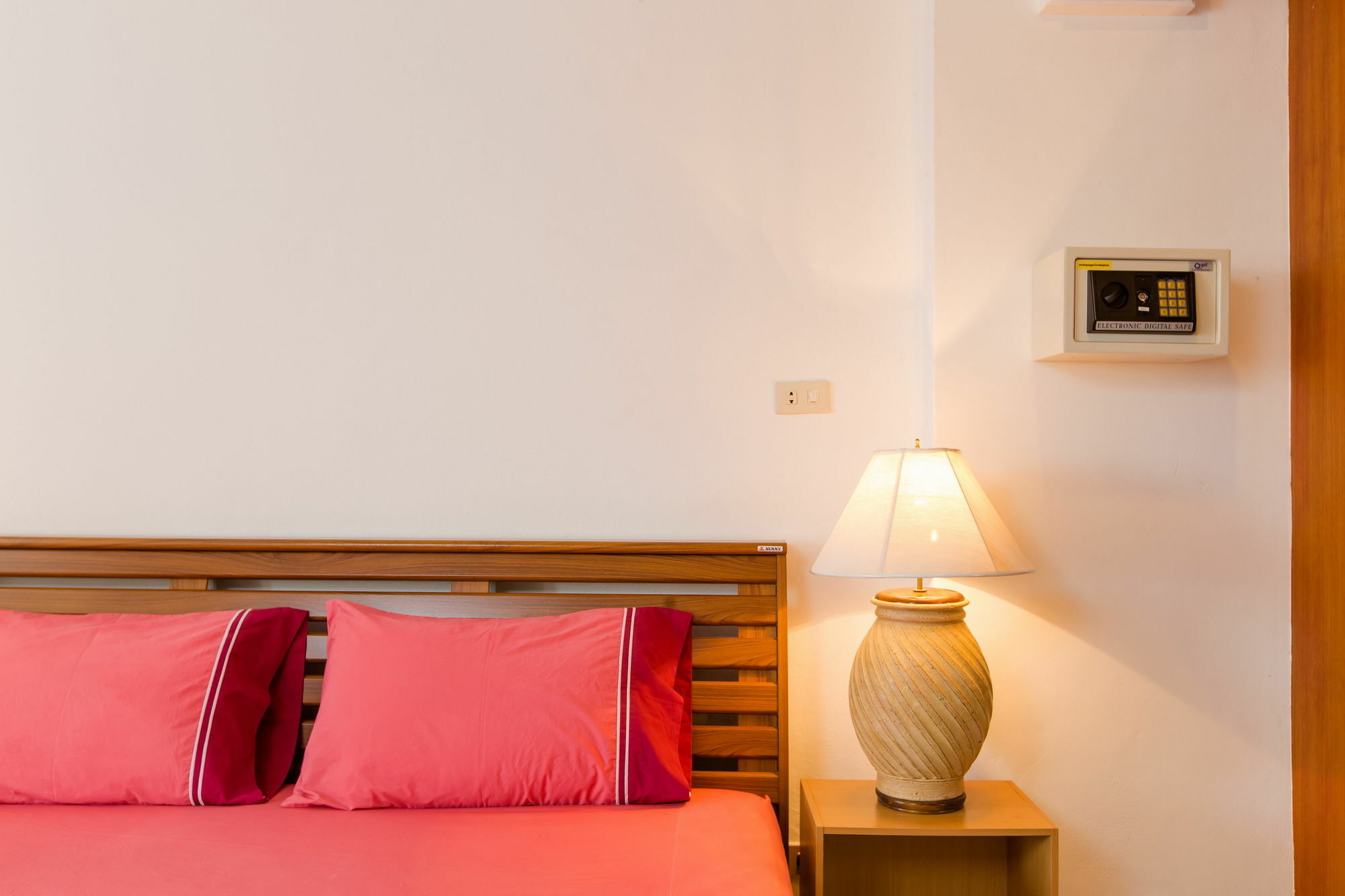 Patong Studio Apartments And Dormitory Экстерьер фото
